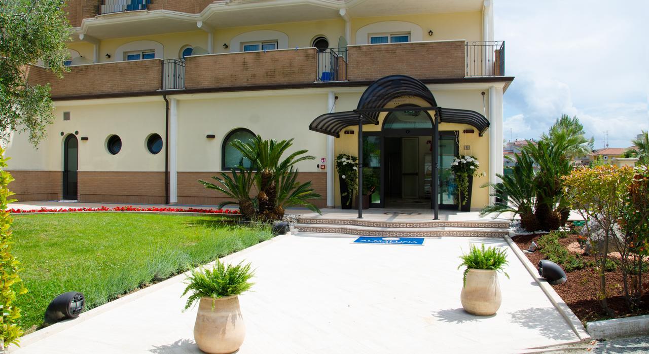 Almaluna Hotel&Resort Alba Adriatica Exterior foto