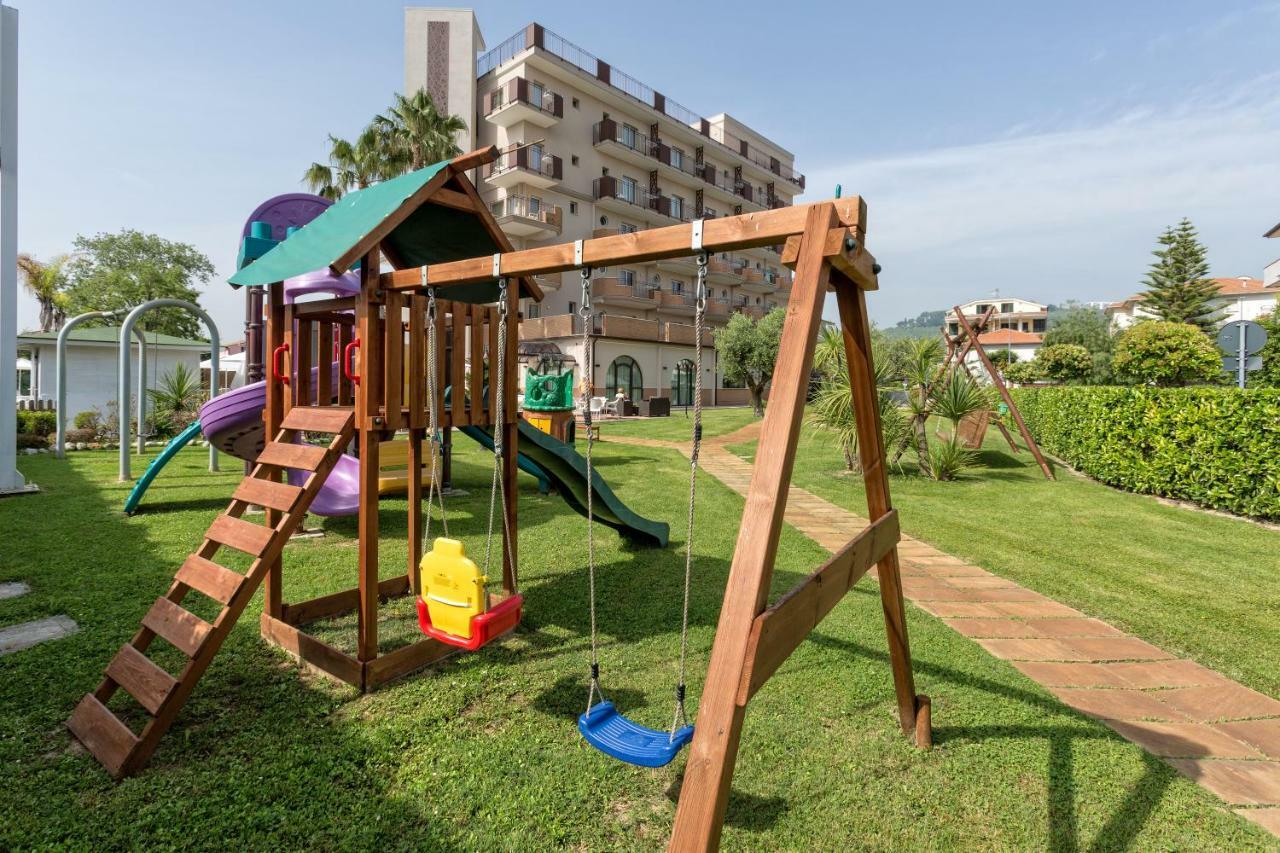 Almaluna Hotel&Resort Alba Adriatica Exterior foto